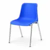 Konferenzstuhl MAXI CR Blau mit blauer Kunststoffsitzschale und verchromtem Metallgestell in vorderer Schrägansicht.