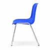 Konferenzstuhl MAXI CR Blau in Seitenansicht mit durchgehender ergonomischer Kunststoffsitzschale und verchromtem Vierbeingestell.