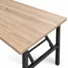 Detailansicht der Tischplatte des Banketttisch EC-HS mit heller Holzoptik und schwarzem Metallgestell