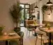 Moderne Gastronomiemöbel für kleine Restaurants mit platzsparenden Tischen, Stühlen und Sitzbänken