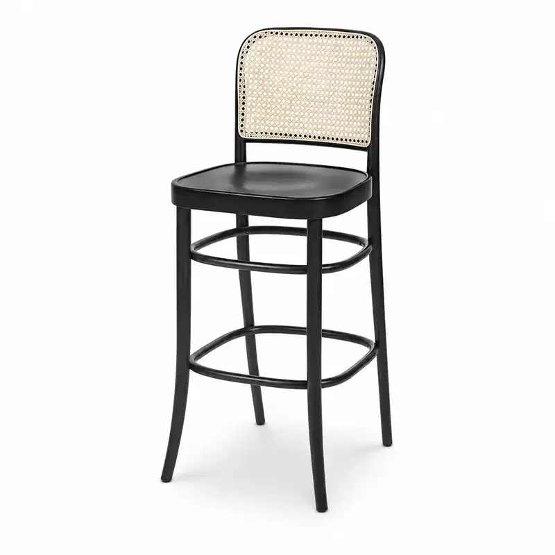 Barhocker 811 Bar Rattan Schwarz – Schrägansicht Bugholzstuhl Barhocker 811 Bar Rattan Schwarz mit Wiener Geflecht in Schrägansicht