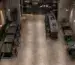 Café im Industrial Style aus der Vogelperspektive mit paralleler Tischanordnung
