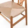 Detail des Holzstuhls Wishbone Natur mit handwerklich wirkender geflochtener Sitzfläche