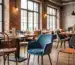 Moderne Gastronomie Einrichtung mit verschiedenen Stuhltypen wie Polsterstühlen und Holzstühlen für Restaurants und Cafés.