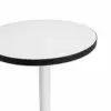 Weiße Tischplatte des Tisch ALFA R Ø 68 cm mit mattschwarzer Kante im Detail