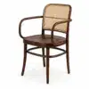Bugholzstuhl LOOMI 811 ARM Rattan mit Armlehnen, dunklem Holzgestell und geflochtener Rattan-Rückenlehne