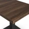 Cafétisch ALFA S Walnuss mit quadratischer Tischplatte und dunkler Walnuss-Holzmaserung im Detail