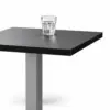 Cafétisch IMPERIO 68x68 cm mit dunkler Tischplatte in einer modernen Gastronomie-Umgebung