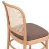 Detailansicht des Holzstuhls LOOMI 811 mit Rattan-Rückenlehne und braunem Polstersitz