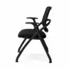 Konferenzstuhl Linea Schwarz mit ergonomischer Netzrückenlehne und gepolstertem Sitz in Seitenansicht