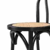 Detailansicht des Stuhl Wood Schwarz mit heller geflochtener Rattan-Sitzfläche und schwarzem Holzrahmen