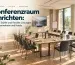 Heller Konferenzraum mit modularen Holztischen, gepolsterten Stühlen, Laptops, Präsentationsbildschirm und Flipchart.