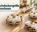 Runde und rechteckige Banketttische mit weißen Tischdecken und unterschiedlichem Überhang in einem hellen Veranstaltungssaal.