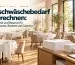 Gedeckte Restauranttische mit weißen Tischdecken und Stoffservietten sowie gefaltete Tischwäsche auf einer Anrichte zur Bestandsplanung.